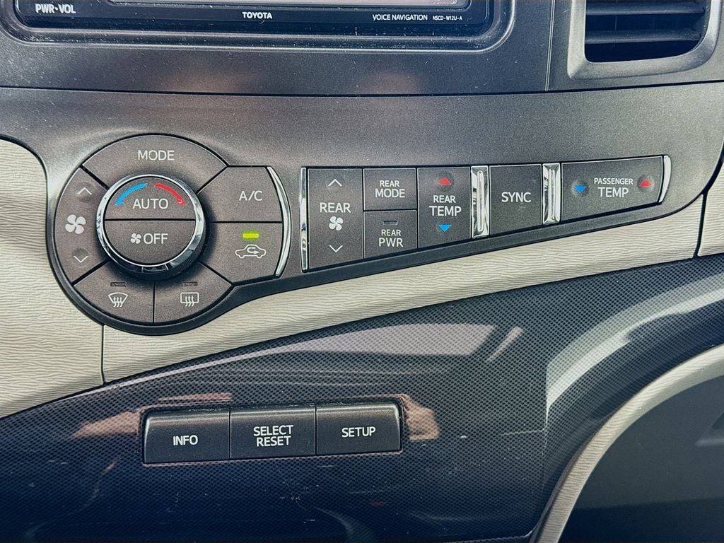 2014 Toyota Sienna SE 8 Passenger