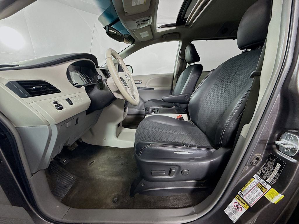 2014 Toyota Sienna SE 8 Passenger