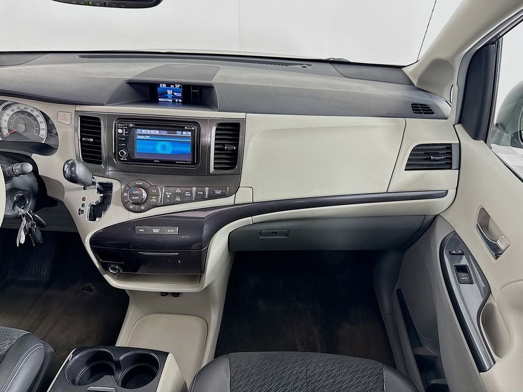 2014 Toyota Sienna SE 8 Passenger