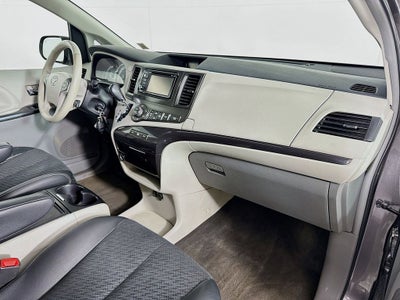 2014 Toyota Sienna SE 8 Passenger