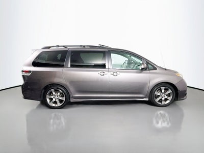 2014 Toyota Sienna SE 8 Passenger