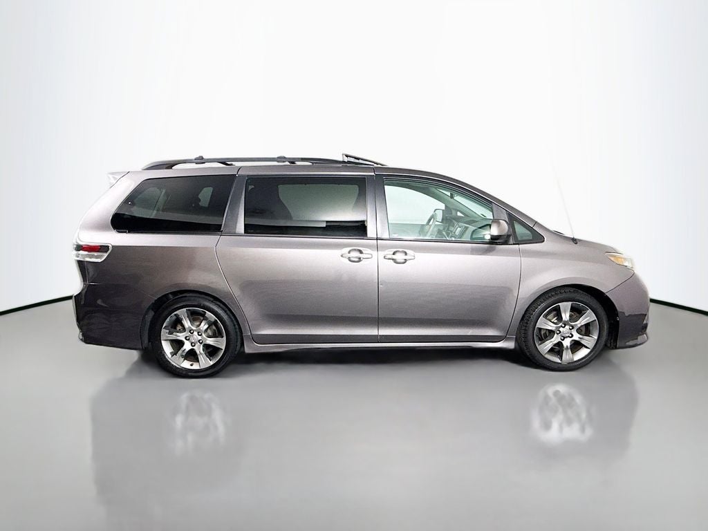 2014 Toyota Sienna SE 8 Passenger