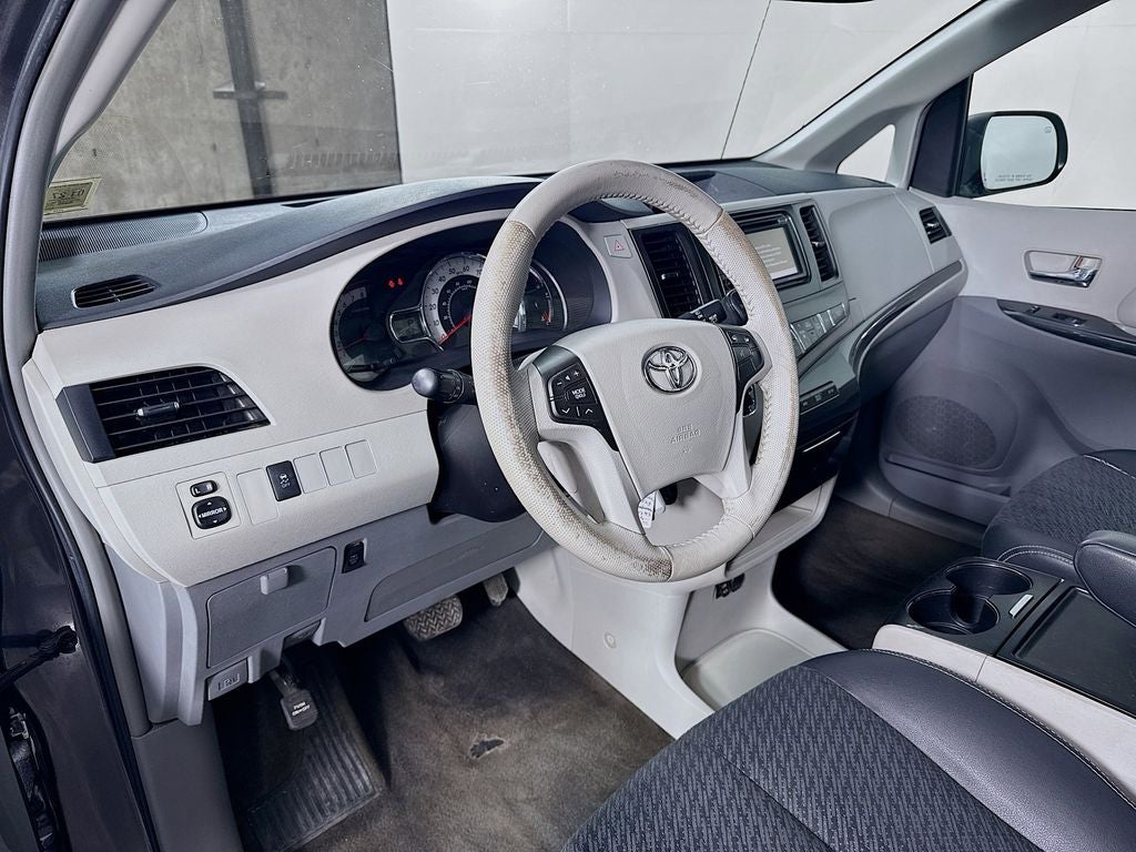 2014 Toyota Sienna SE 8 Passenger